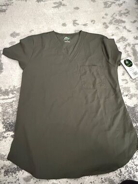 GT performance women’s scrub top in Olive green